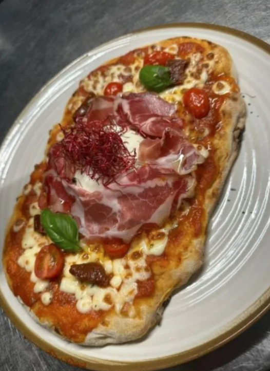 Pinsa romana garnie de charcuterie italienne