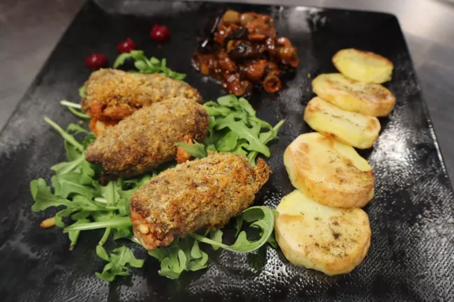 Involtini panés sur lit de roquette et pommes de terre