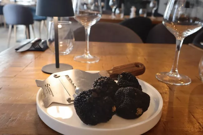 Truffes noires fraîches à la mandoline