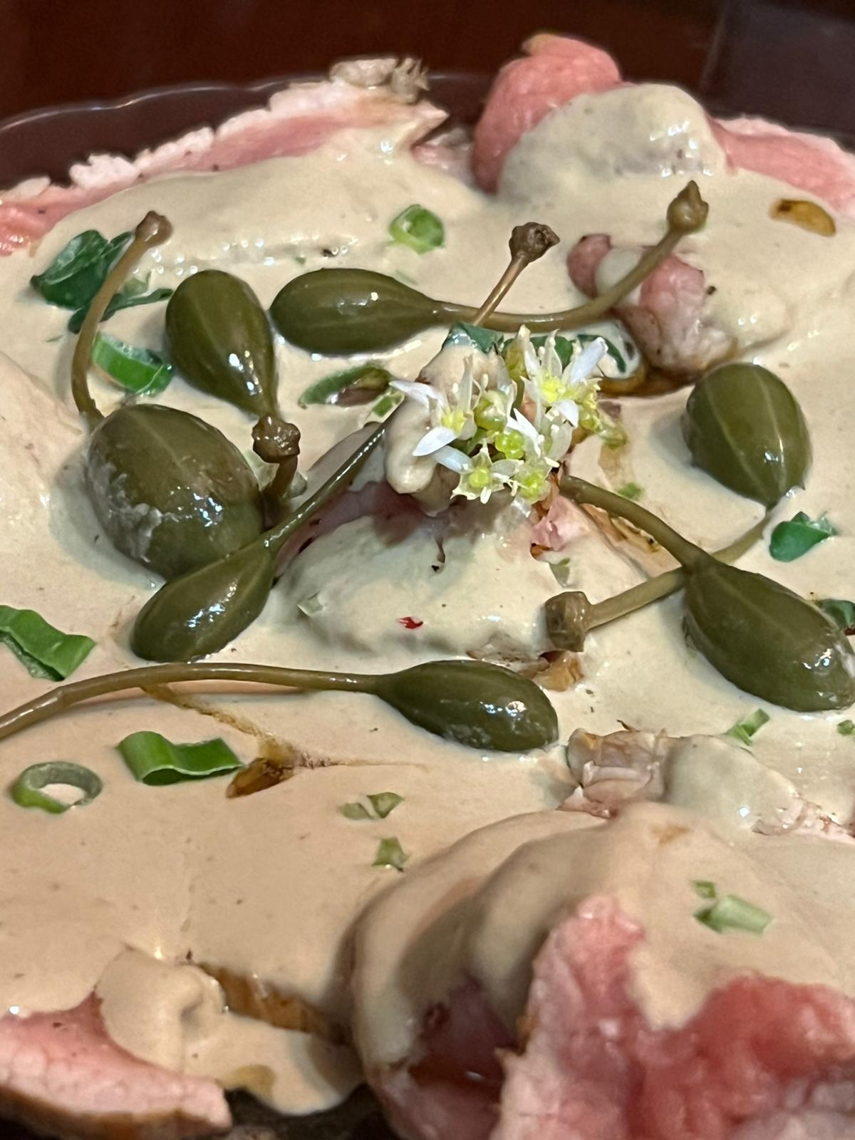 Vitello tonnato aux câpres et fleurs comestibles
